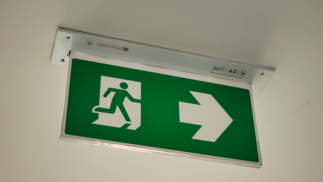 비상구 간판의 클로즈업 영상