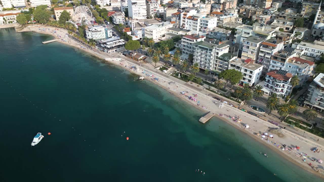 vista aérea de la playa, la rueda de ferris en el centro de saranda, riviera albanesa