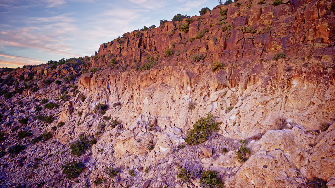 Toma de dron a gran altura revelando formaciones de cañones de roca roja en capas.