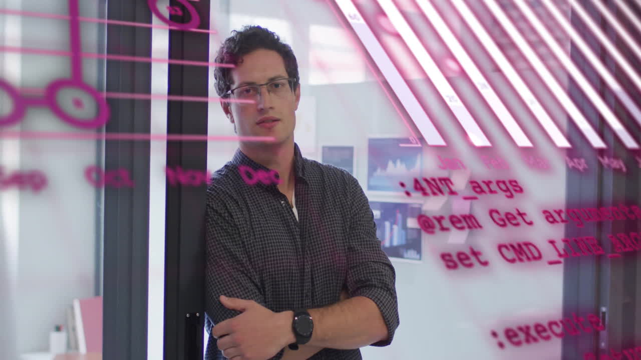 animación de procesamiento de datos, mapa del mundo sobre empresario caucásico con los brazos cruzados en la oficina