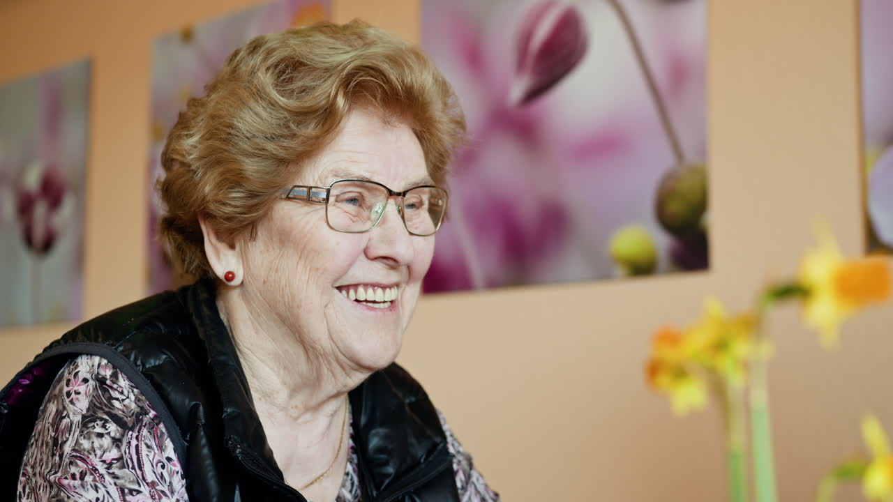 портрет улыбающейся пожилой женщины