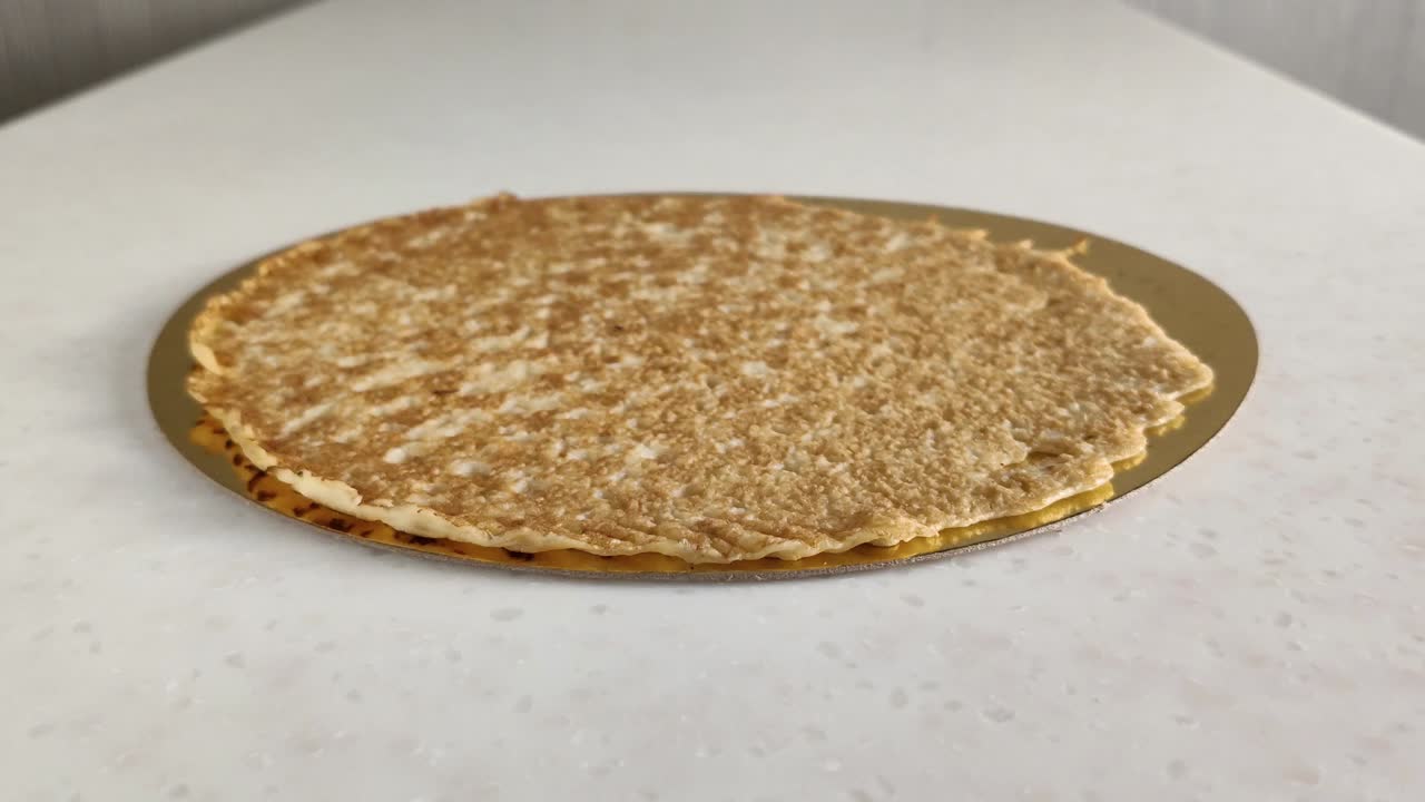 panqueques delgados en la mesa de mármol