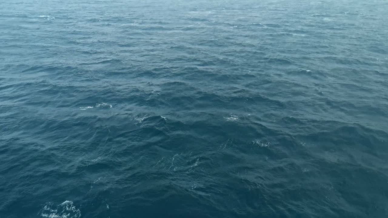 Vista da una nave che naviga sull'oceano blu profondo.