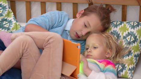 hermano y hermana jugando con la computadora portátil