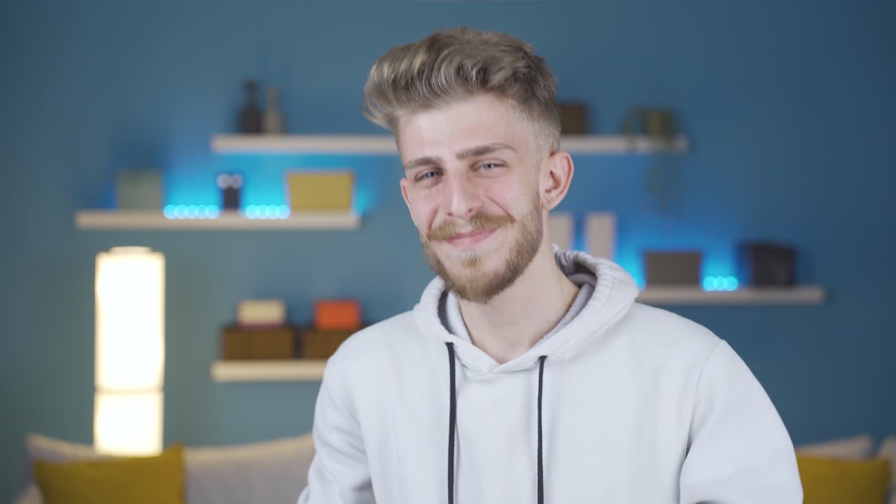 행복하고 긍정적인 젊은이가 춤을 추고, 재미있고 인생으로 가득 차 있습니다.