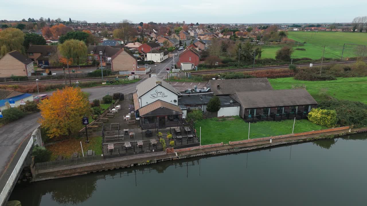 vista aérea de un pub junto al canal en un pueblo