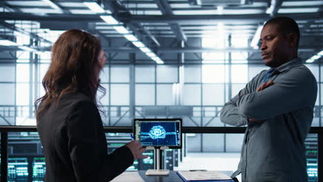equipo de ingenieros en el centro de datos con tableta que integra herramientas de automatización ai