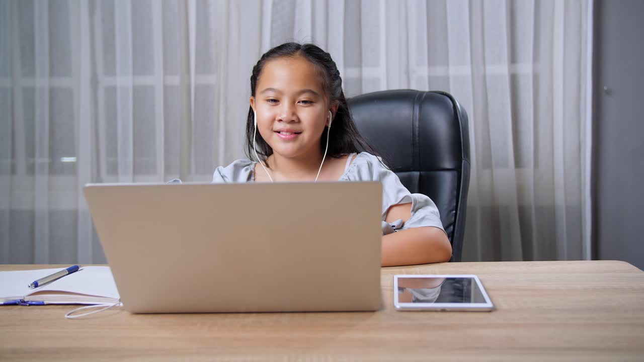 온라인으로 공부하는 소녀