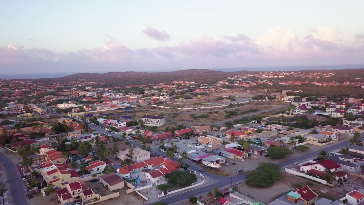 carreteras y casas en el extremo noreste de la isla de aruba