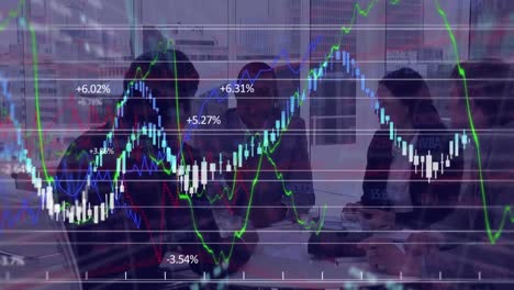 Animación-Del-Procesamiento-De-Datos-Financieros-Contra-Diversos-Empresarios-Discutiendo-En-La-Oficina