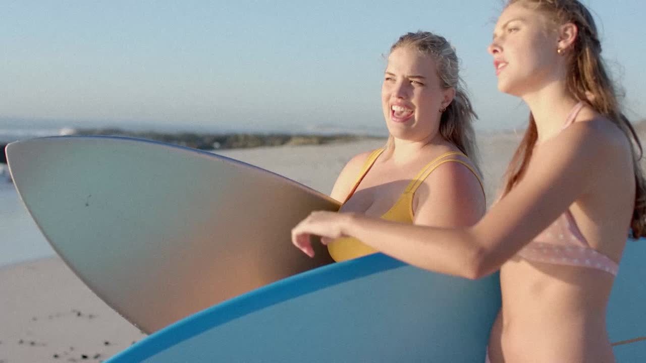 Persone diverse che si godono le vacanze estive e le attività su una spiaggia soleggiata