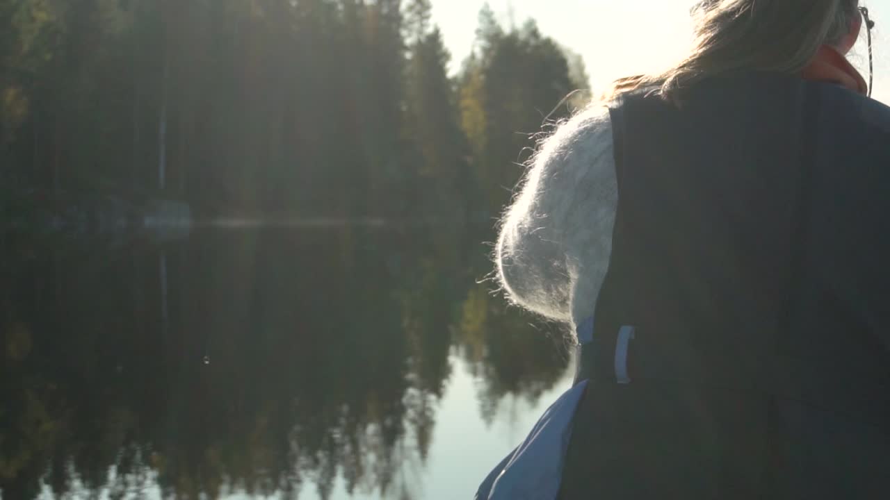 가을, 후면보기 근접 촬영의 아름다운 호수에 얕은 카누 여자
