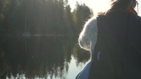 Mujer-Remando-En-Canoa-En-Un-Hermoso-Lago-En-Otoño,-Vista-Trasera-Cerrada