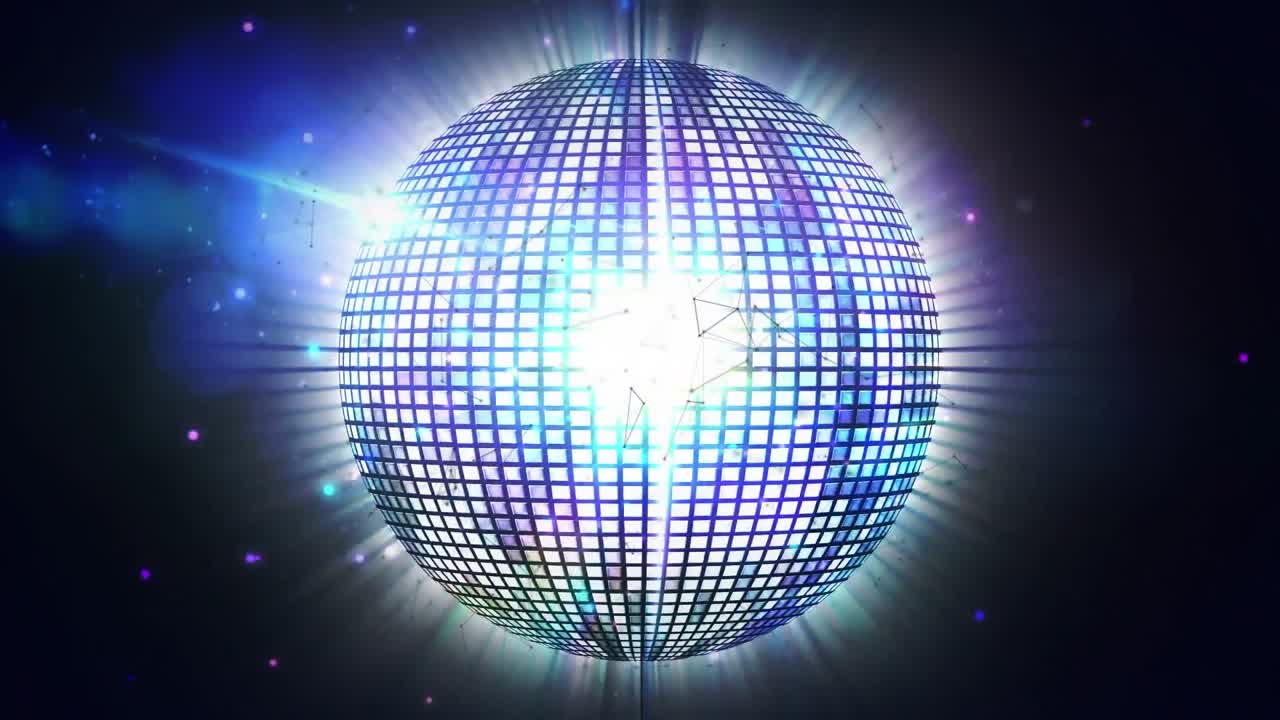 Netzwerk von Verbindungen über einer sich drehenden Discokugel vor blauen Lichtflecken auf schwarzem Hintergrund.