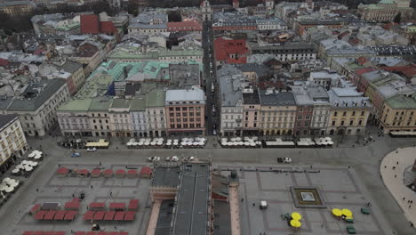 Revelación-Aérea-Que-Establece-La-Plaza-Rynek-Glowny-En-El-Corazón-Del-Casco-Antiguo-De-Cracovia,-Polonia