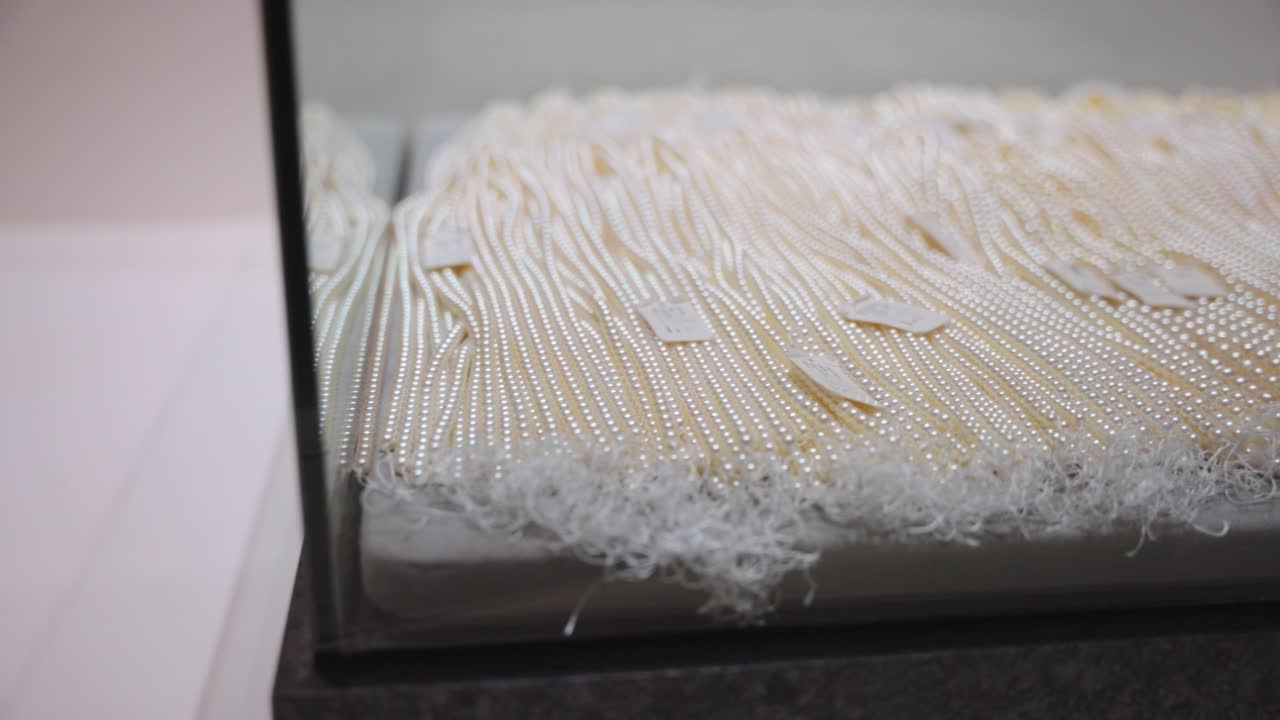 miles de hermosos collares de perlas dispuestos listos para ser vendidos 4k