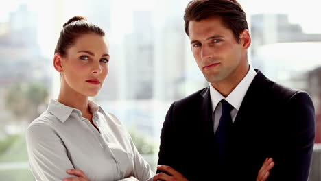 personas de negocios serias posando juntas
