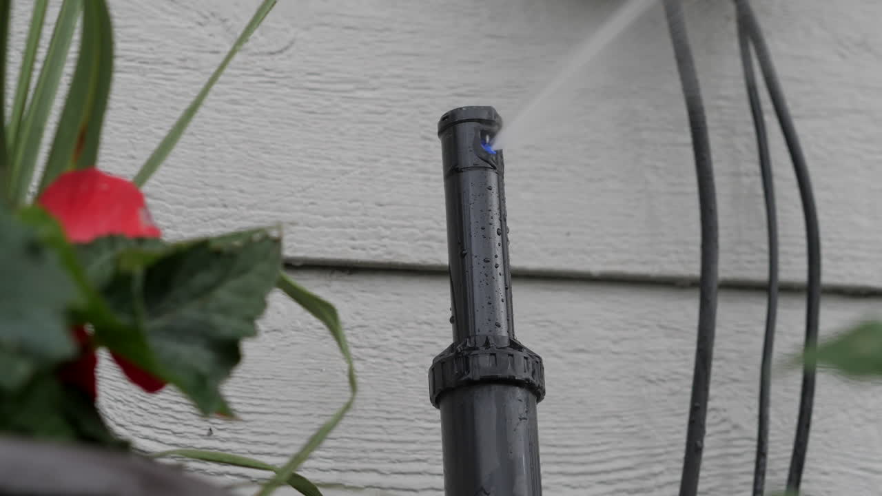 transmisión por engranajes del rotor rainbird 3500 girando junto a la casa en el patio