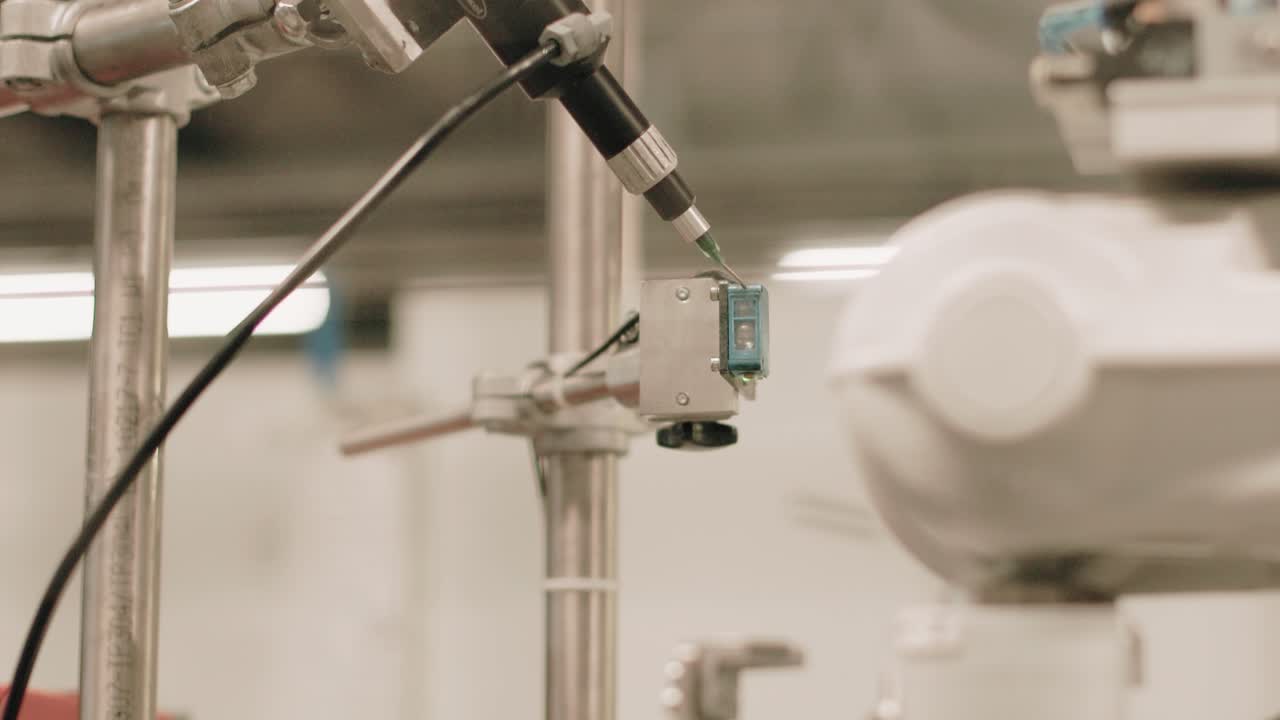 robot automatizado que realiza un ensamblaje complejo. producción autónoma innovadora