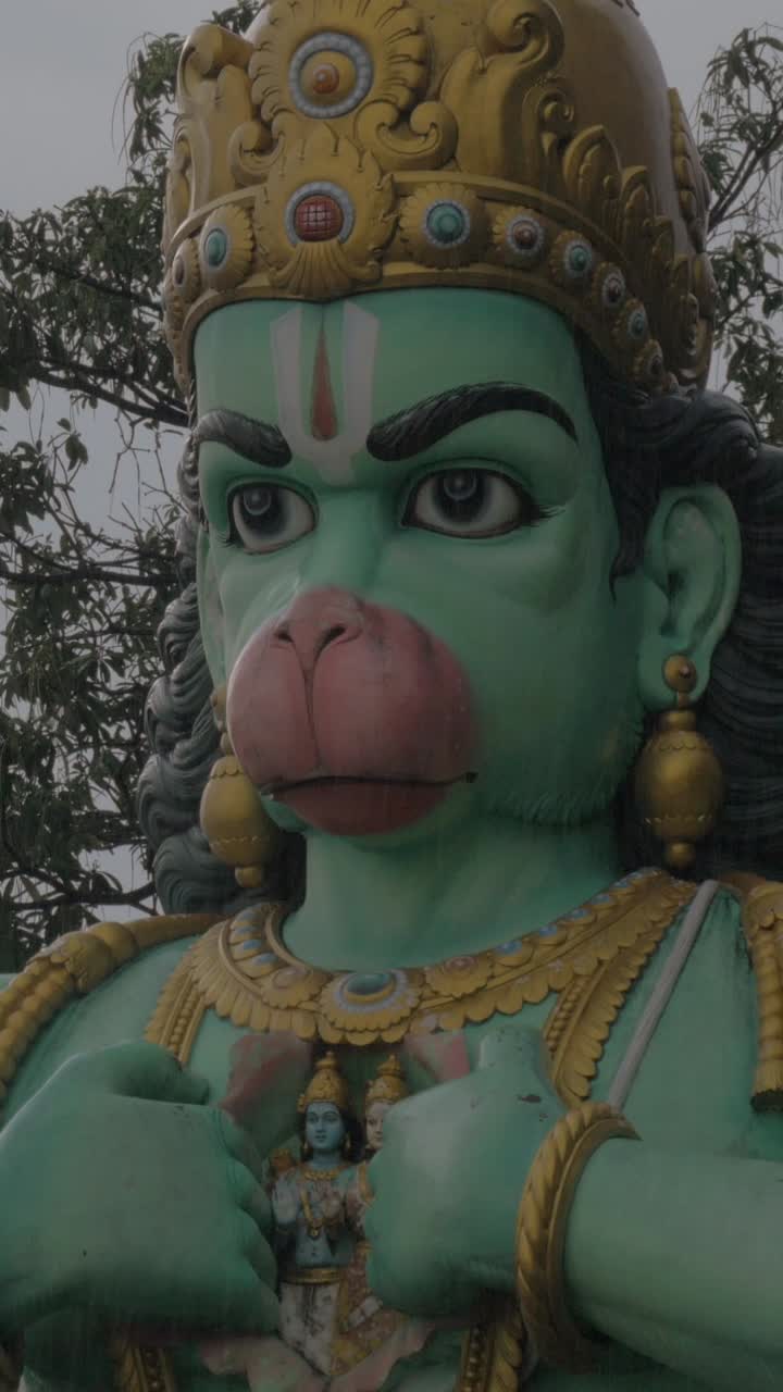 Close-up de uma Majestosa Estátua do Deus Hanuman Verde