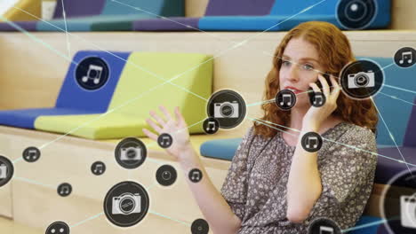 animación de una red de iconos conectados en círculos sobre una mujer caucásica feliz usando un teléfono inteligente