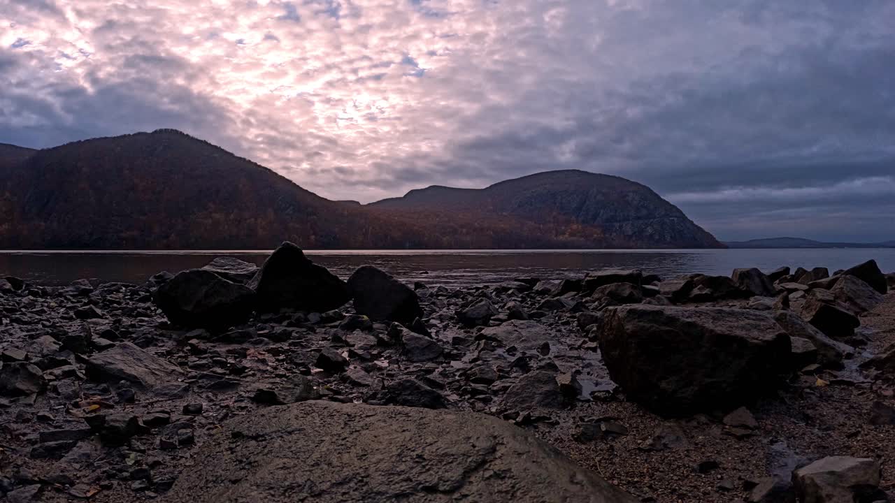 mágico atardecer de otoño timelapse del río hudson en un impresionante, tormentoso día de otoño