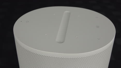 vue rapprochée de la sonos era 100 sur une table tournante