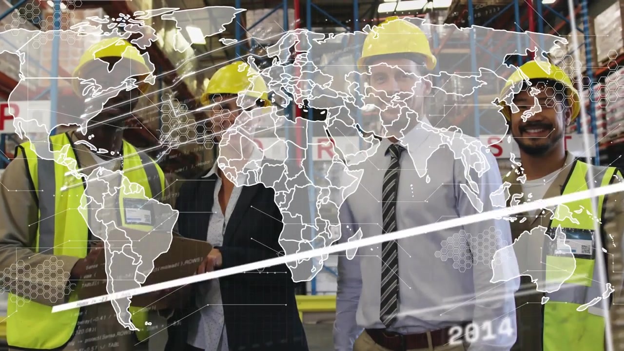 Responsabile delle operazioni che indica una cartella, facendo espandere una sovrapposizione della mappa del mondo mentre il personale esamina il magazzino.