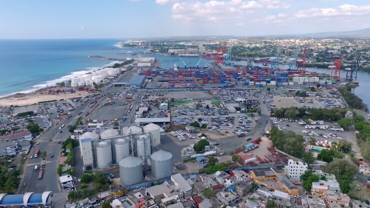Sorvolo aereo del porto industriale di Haina con gru nella città di Santo Domingo