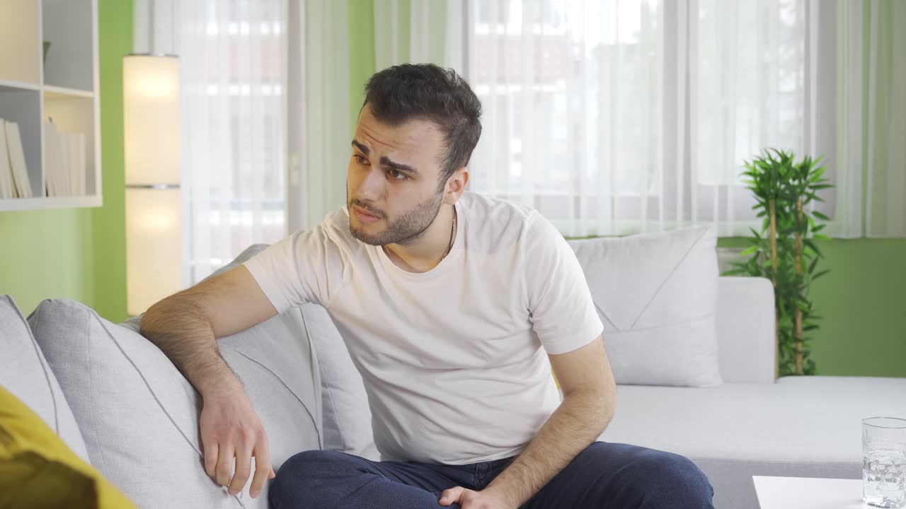 un joven infeliz deprimido en su casa.