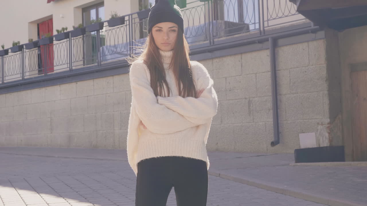 스타일리시한 겨울 옷을 입은 여자