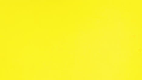 papel de día de san valentín para el texto gancho en la cuerda en tema amarillo. detener el movimiento