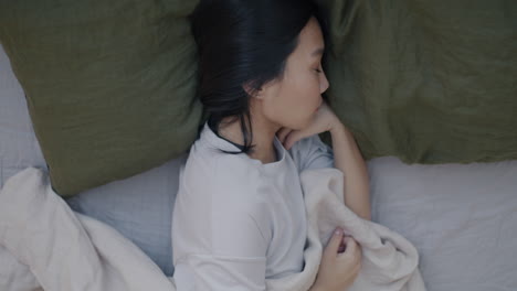 침대에서 자고 있는 여자