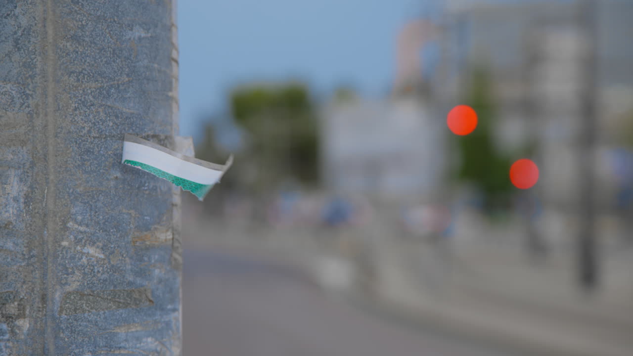 기둥 에 붙여진 발표 의 조각