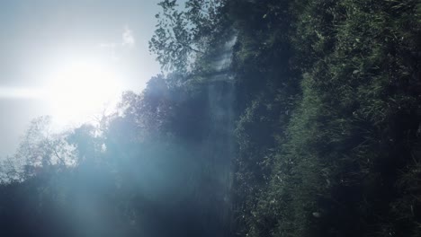 Die-Sonne-Scheint-über-Einem-Wasserfall-In-Nicaragua