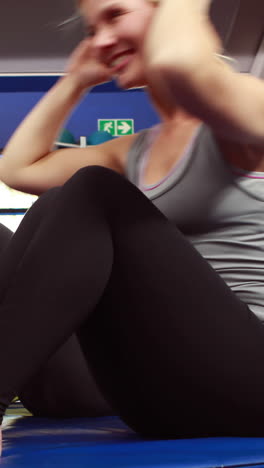 mujeres haciendo ejercicio en clase de acondicionamiento físico