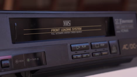 expulsión de cinta de cassette de video vhs de un reproductor vintage de los años 80, de cerca