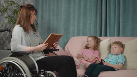 Los-Niños-Atentos-Escuchan-A-Mamá-Leyendo-Un-Libro-Interesante.