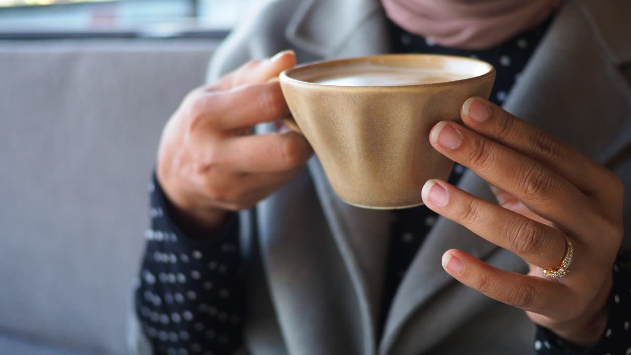 커피 한 잔 을 들고 있는 여자