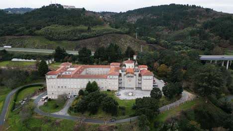 órbita aérea de alto ángulo alrededor de las paredes con ventanas del seminario católico escuela religiosa en ourense