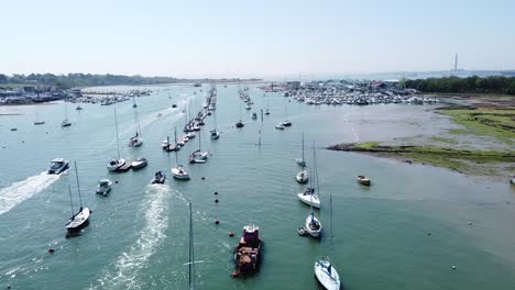 Teure-Boote,-Die-An-Einem-Sonnigen-Tag-Durch-Einen-Großen-Fischereihafen-Im-Süden-Englands-Fahren