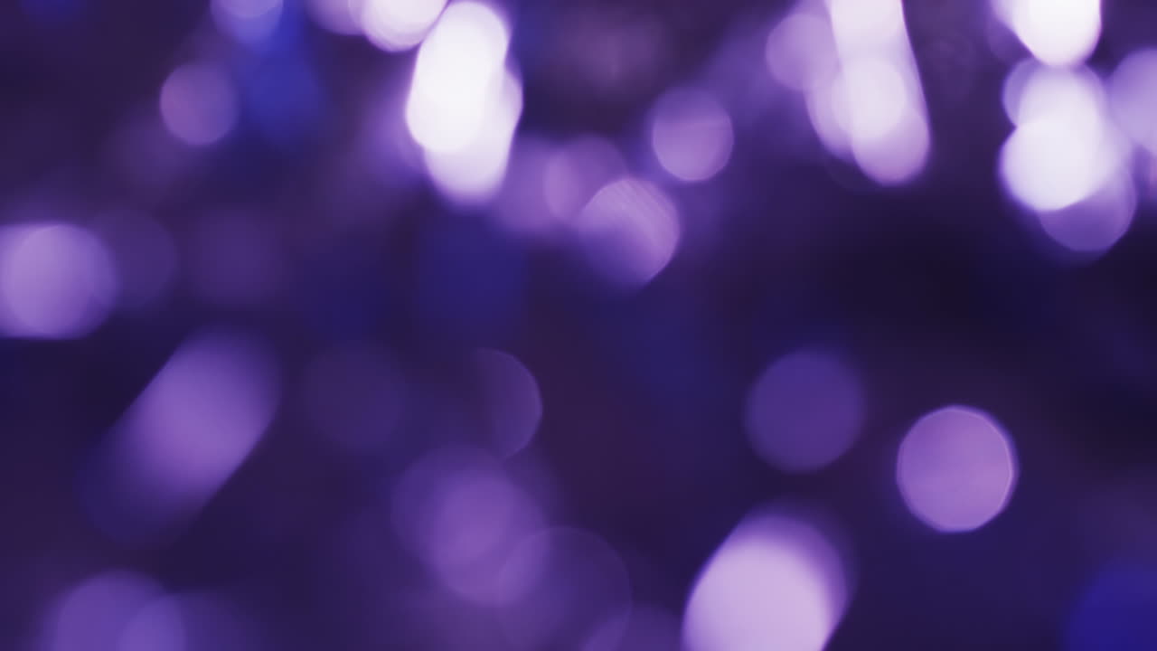 video de puntos de luz bokeh blancos y púrpuras parpadeantes con espacio de copia