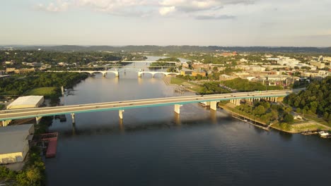 Olgiati-Memorial-Y-Market-St-Bridges-En-Chattanooga,-Tennessee,-Estados-Unidos,-Vista-Aérea-De-Drones