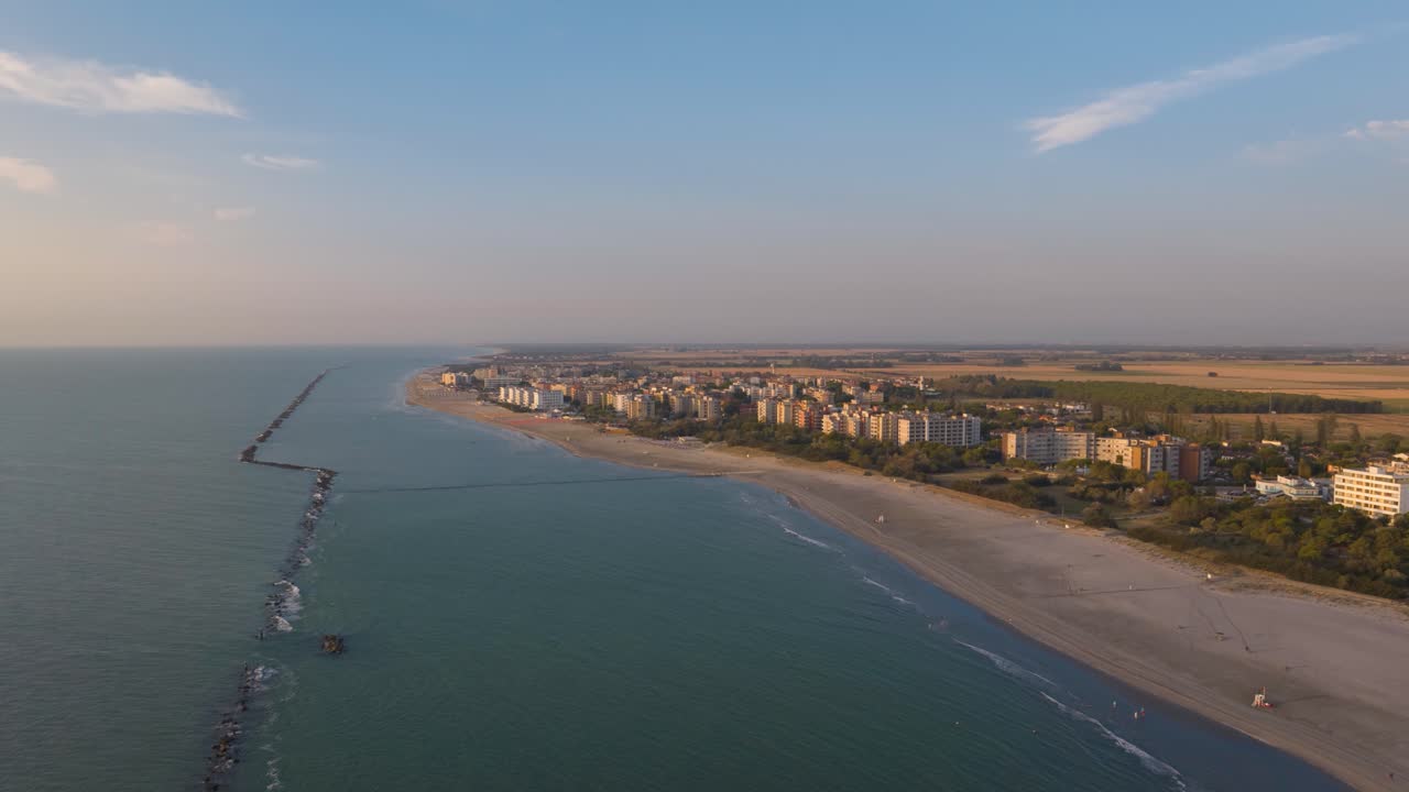 timelapse de la típica playa adriática con sombrillas y miradores, fondo de la ciudad de lido adriano, ravenna, italia