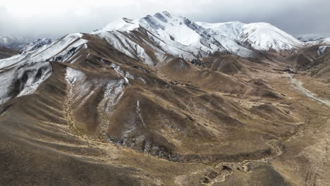 Isolated-mountains-in-Lindis-Pass-with-highway,-New-Zealand