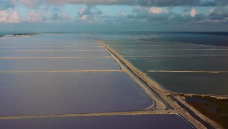 Weite-Luft-Von-Salzproduzierenden-Seen-In-Las-Coloradas-In-Mexiko-Während-Der-Abenddämmerung