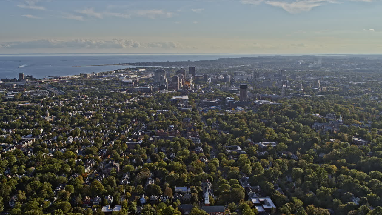 new haven connecticut 공중 v23 멋진 뷰 드론이 동쪽 바위 지역을 가로질러 예일 캠퍼스와 도시 경관을 캡처하는 시내를 향해 날아갑니다 - 인스파이어 2, x7 카메라로 촬영 - 2021년 10월