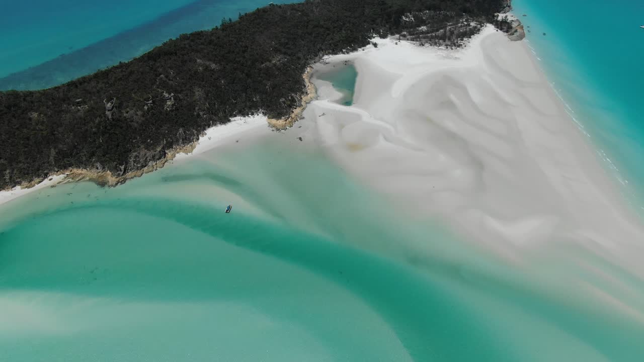 무인 항공기는 호주 qld의 빈 화이트 헤븐 해변에서 믿을 수 없을만큼 맑은 녹색 바다 위를 날아갑니다.