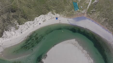 barley cove playa ojo de pájaro 4k disparo de drone cinematográfico - co