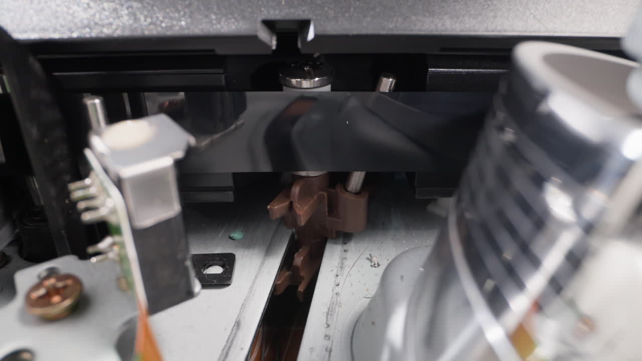 라이트 스튜디오에서 작동하는 테이프 카세트와 빈티지 도구